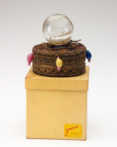 Appraisal: VANTINES Chypre perfume presentation with glass bottle mounted on powder