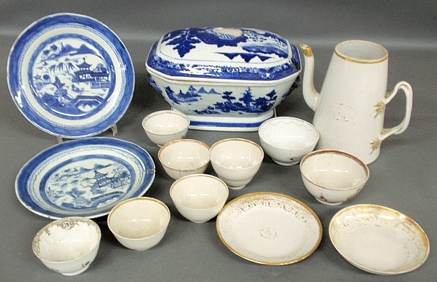 Appraisal: - Fourteen pieces of Chinese porcelain- Canton tureen h x