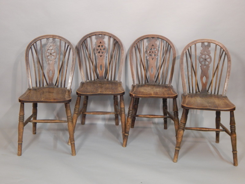 Appraisal: A set of four thC Windsor wheelback kitchen chairs with