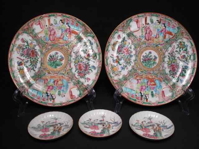 Appraisal: Pair of Chinese Rose Medallion '' plates Unmarked Both plates