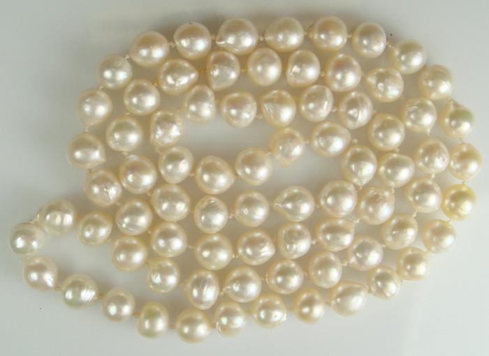 Appraisal: strand mm South Sea pearl necklace Estimate -