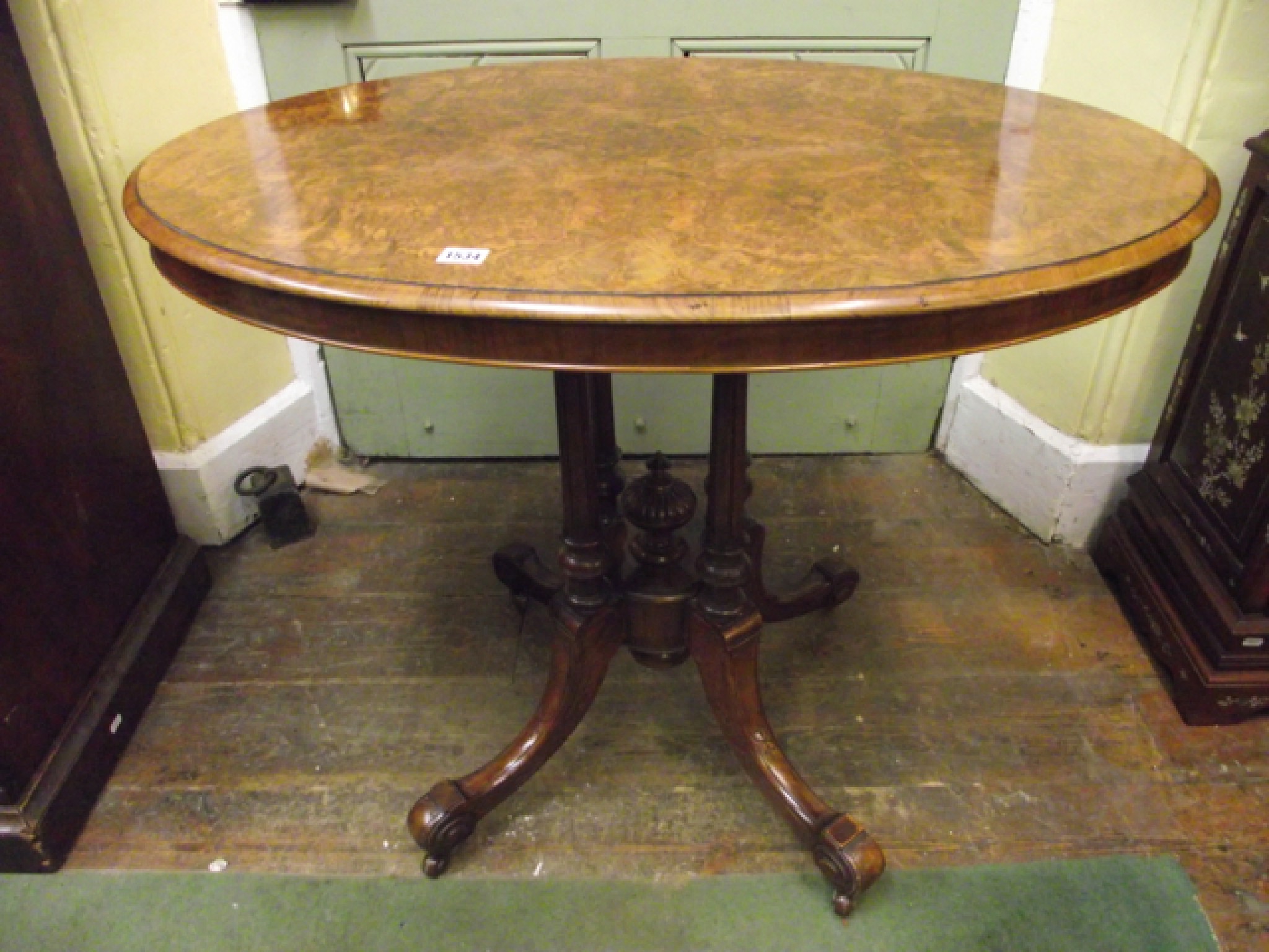 Appraisal: A small Victorian walnut and burr walnut loo table the