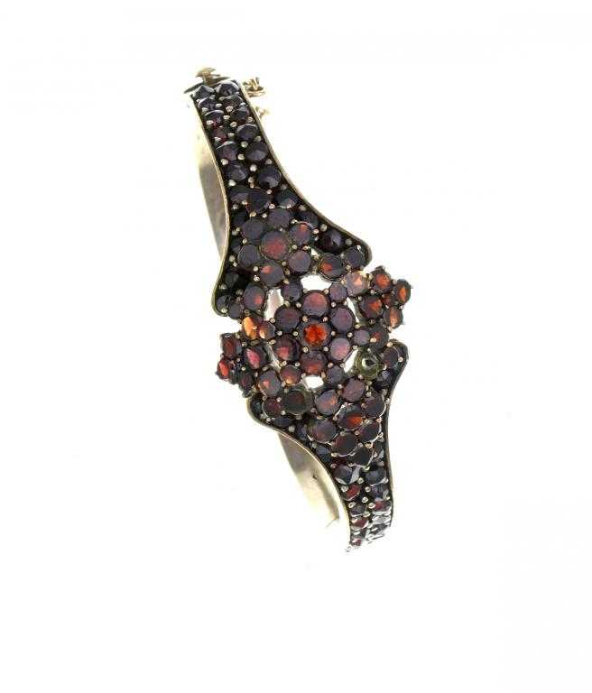 Appraisal: AN ANTIQUE GARNET BRACELET with central open cluster mid th