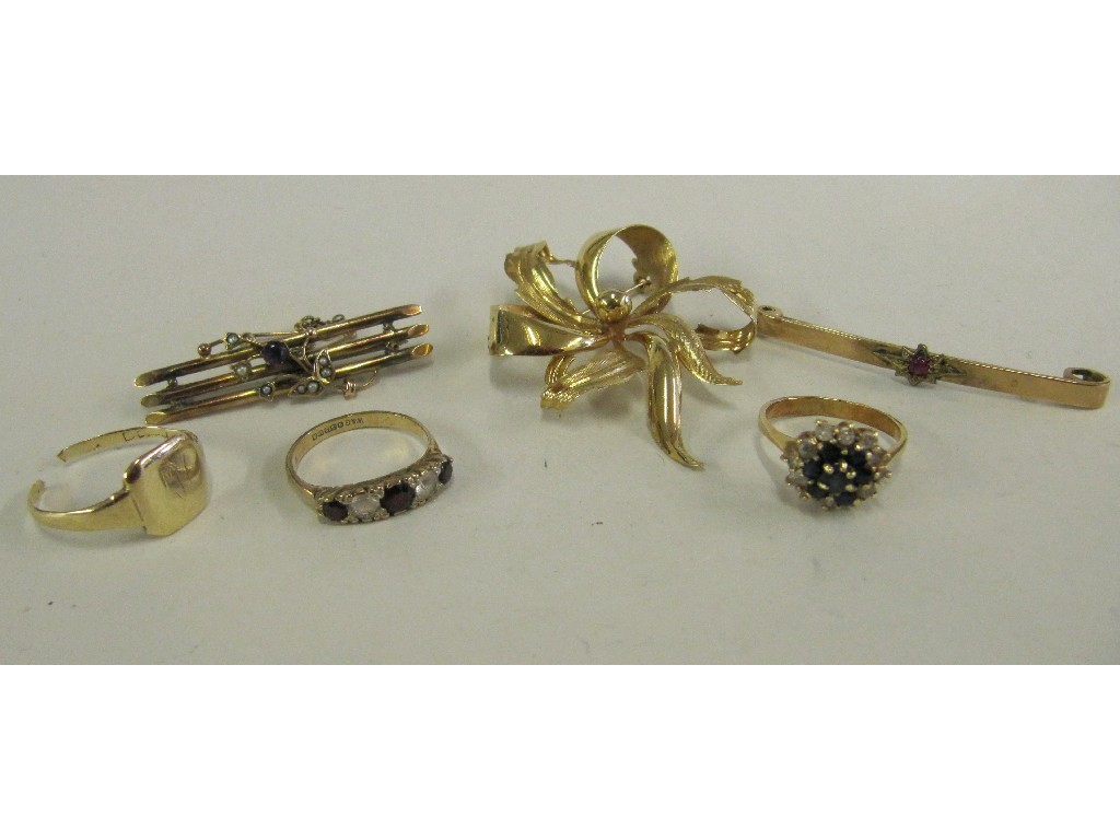 Appraisal: Lot comprising two Edwardian ct gold bar brooches ct gold