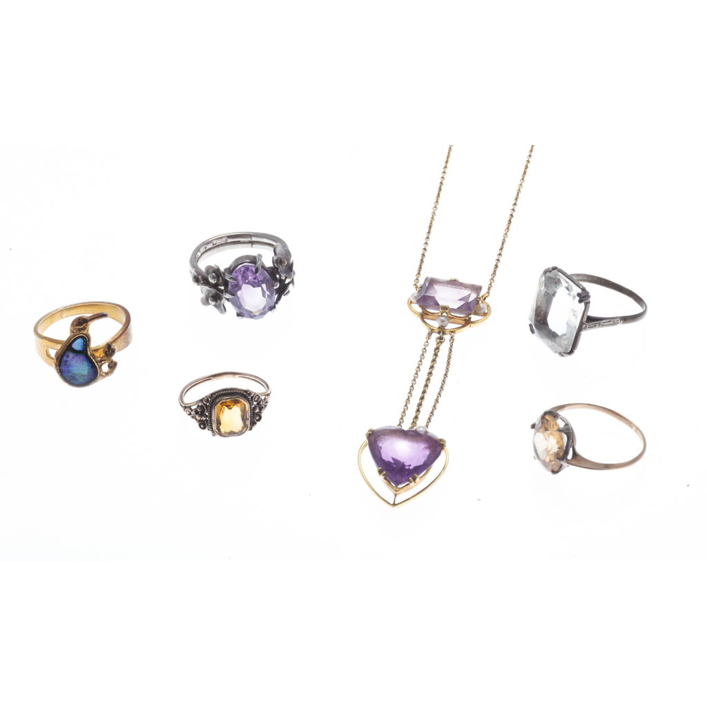 Appraisal: A collection of jewellery to include an amethyst and seed