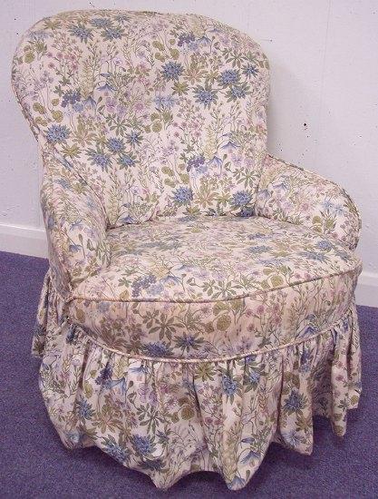 Appraisal: A Victorian button back chair on turned front legs