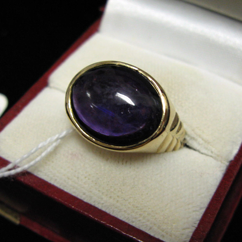 Appraisal: AN AMETHYST AND FOURTEEN KARAT GOLD SOLITAIRE RING set with