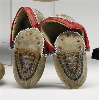 Appraisal: Pair of beaded hide Native American Cree moccasins mid-late th