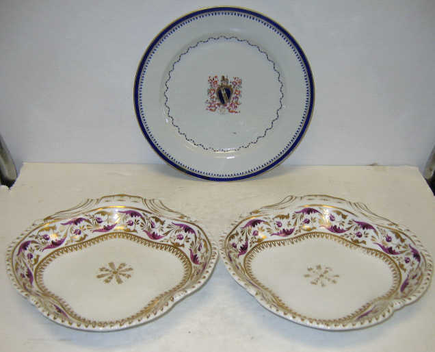 Appraisal: THREE PIECES ANTIQUE ENGLISH PORCELAIN Lowestoft plate with painted coats