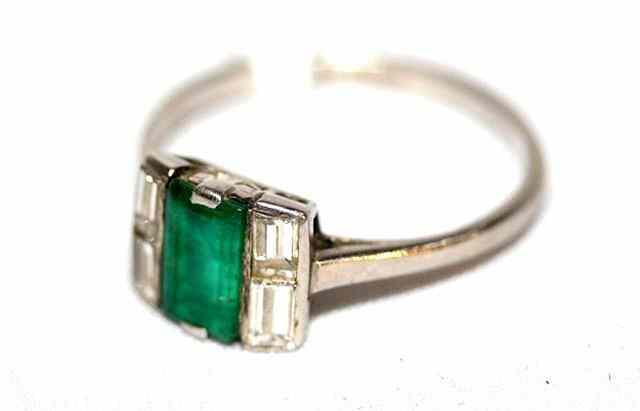 Appraisal: AN EMERALD AND DIAMOND ART DECO STYLE DRESS RING single