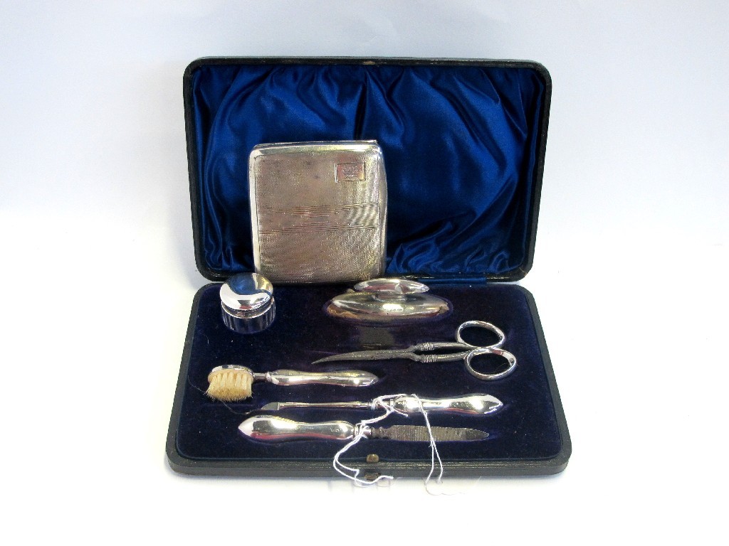 Appraisal: A lot comprising a silver manicure set and a silver