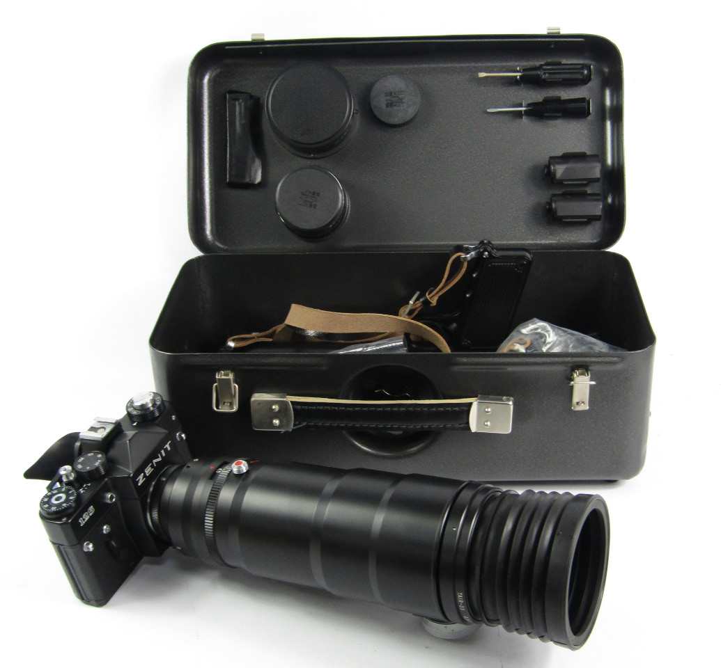 Appraisal: A Zenit FS- Photosniper camera with zoom lenses cased with