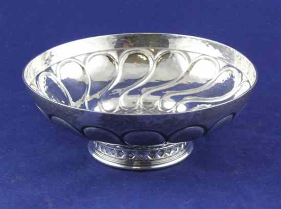 Appraisal: A George V silver bowl by Omar Ramsden of circular