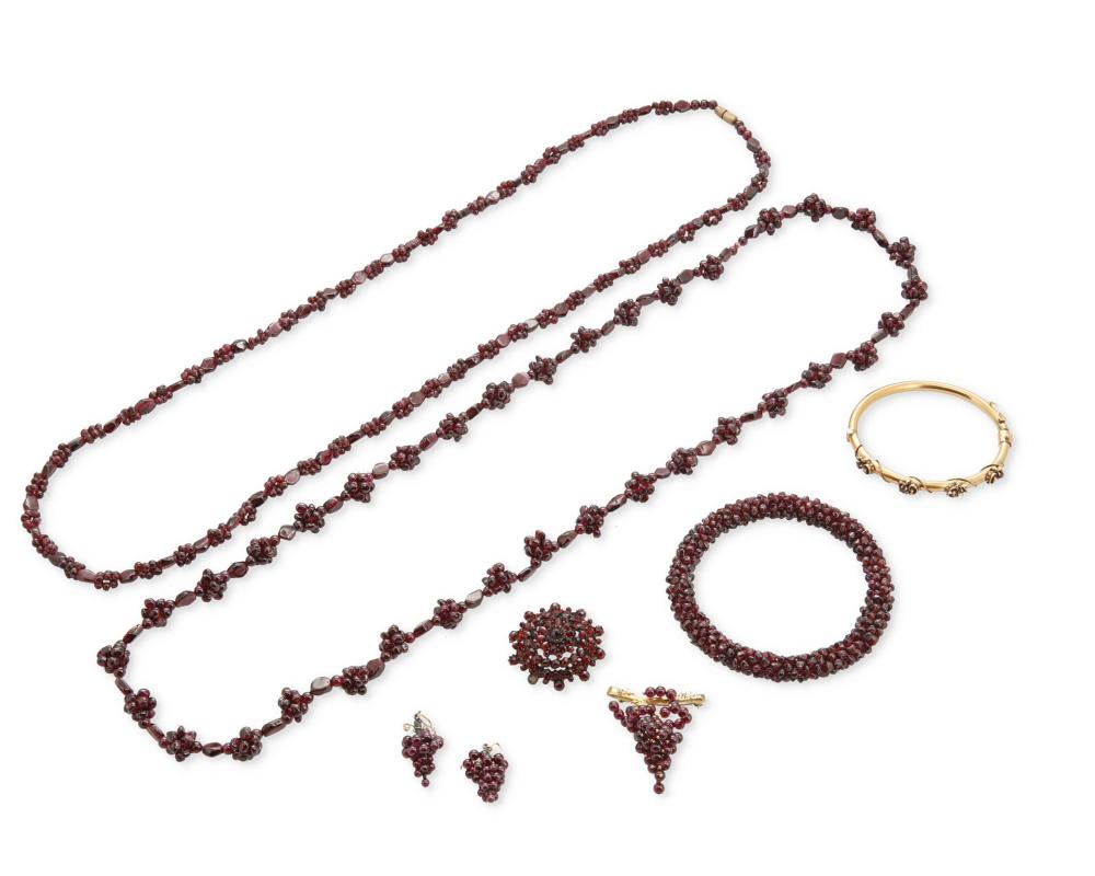 Appraisal: A GROUP OF GARNET JEWELRYA group of garnet jewelry k