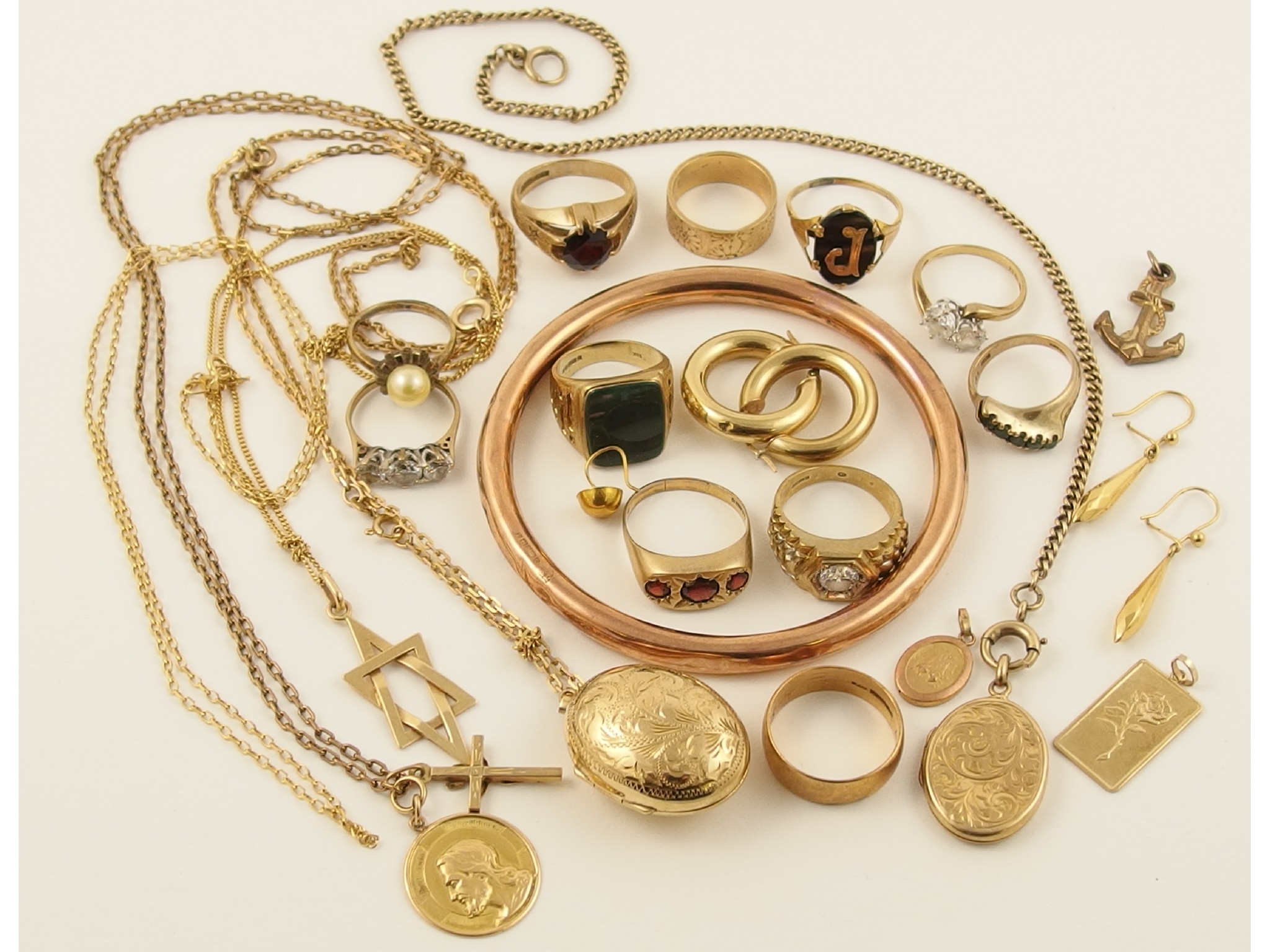 Appraisal: A collection of gold and yellow metal items to include