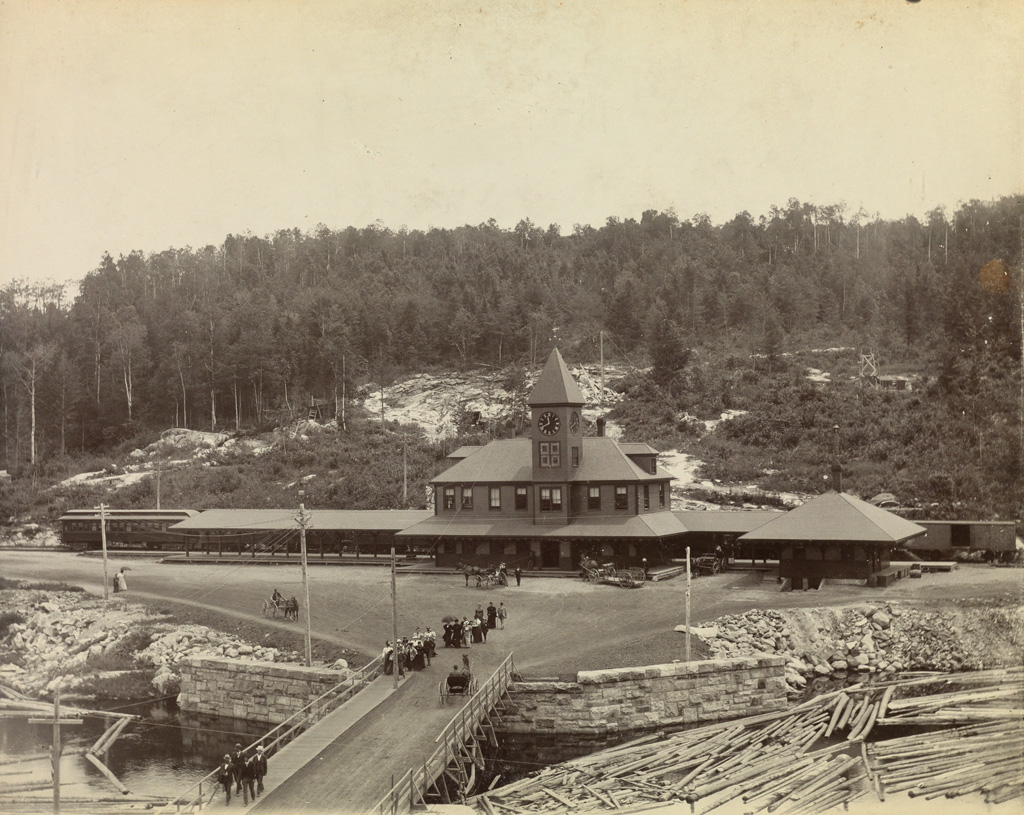 Appraisal: MAINE CENTRAL RAILROAD A pair of albums with large-format photographs