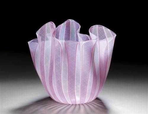 Appraisal: VENINI MURANO VASE FAZZOLETTO vers Verre blanc et rose Travaill