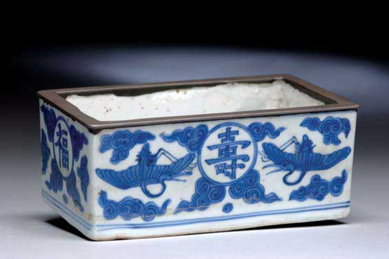 Appraisal: MING JIAJING PORCELAIN BOX Chinese Ming Dynasty rectangular blue and