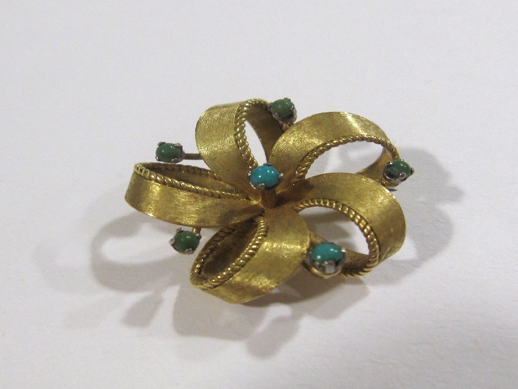 Appraisal: Eighteen carat gold turquoise set brooch