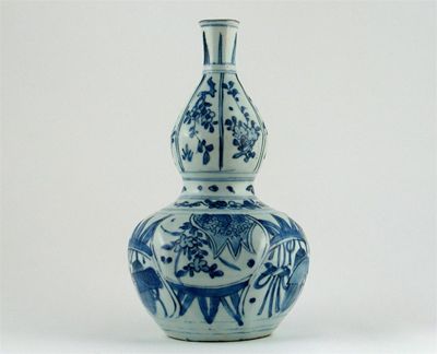 Appraisal: A good Chinese Kraak porcelain double gourd vase decorated around