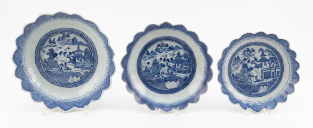 Appraisal: NEST OF THREE CHINESE EXPORT CANTON PORCELAIN SCALLOP-EDGE BOWLS TH