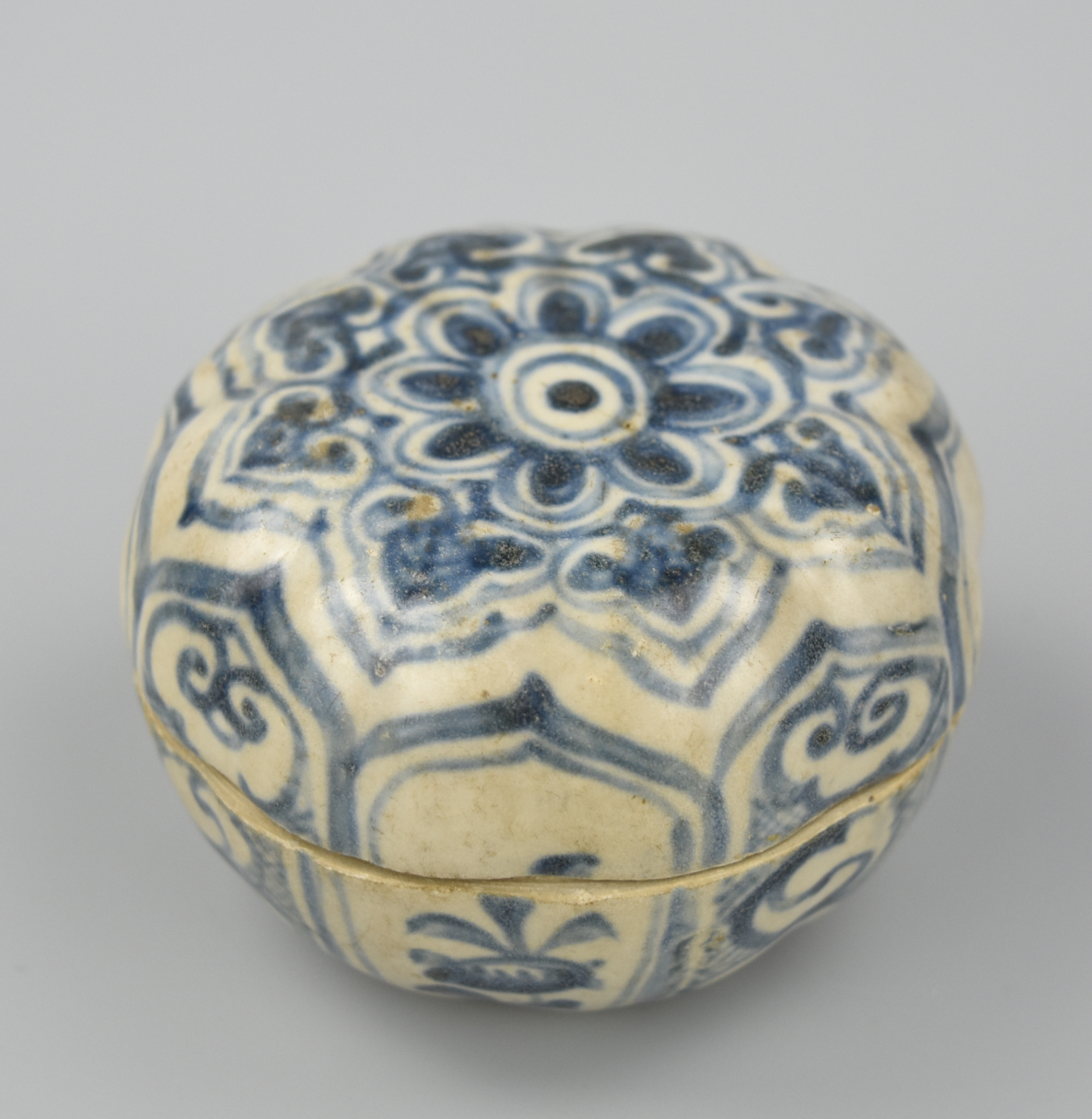 Appraisal: CHINESE BLUE WHITE PORCELAIN BOX COVER TH C A small