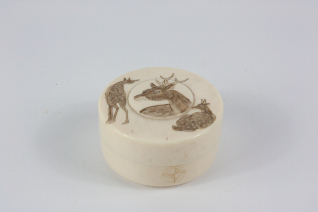 Appraisal: An early thC Oriental ivory circular box the loose lid