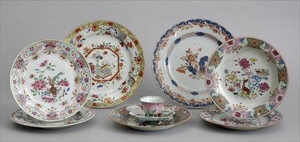 Appraisal: GROUP OF CHINESE EXPORT PORCELAIN TABLE ARTICLES IN THE FAMILLE