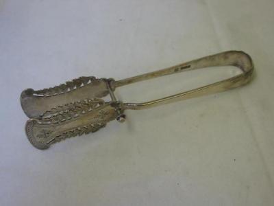 Appraisal: AN EDWARDIAN CAKE SERVER with leaf pierced and chased blades