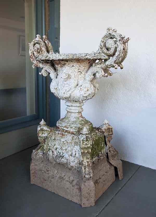 Appraisal: Victorian cast iron garden urn th c h w