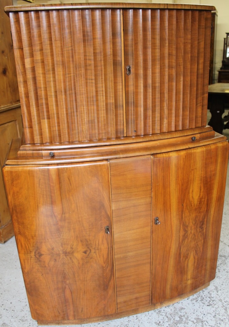 Appraisal: A mid thC walnut veneered D-end cocktail cabinet the upper