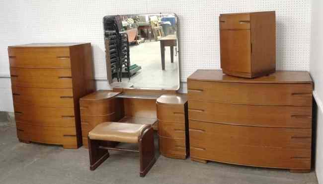 Appraisal: C 's five piece bedroom suite including chest drawers ''