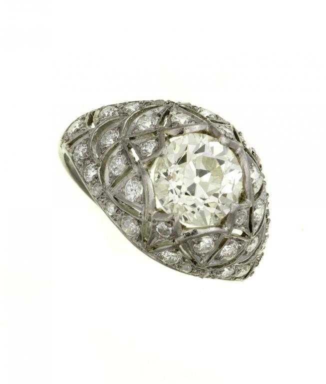 Appraisal: A DIAMOND COCKTAIL RING with a larger round brilliant cut