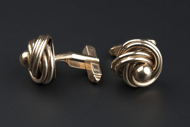 Appraisal: A PAIR OF CT GOLD CUFFLINKS each knot-shaped panel with