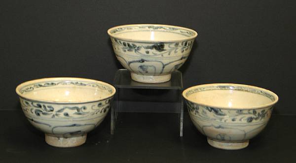 Appraisal: Four blue and white deep footed bowls Late th Early