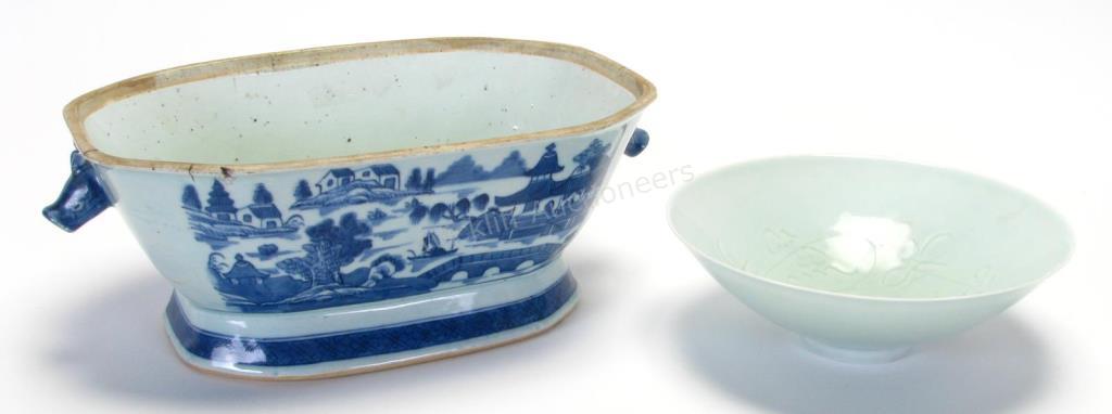 Appraisal: A Chinese Celadon bowl with incised decoration ca s w