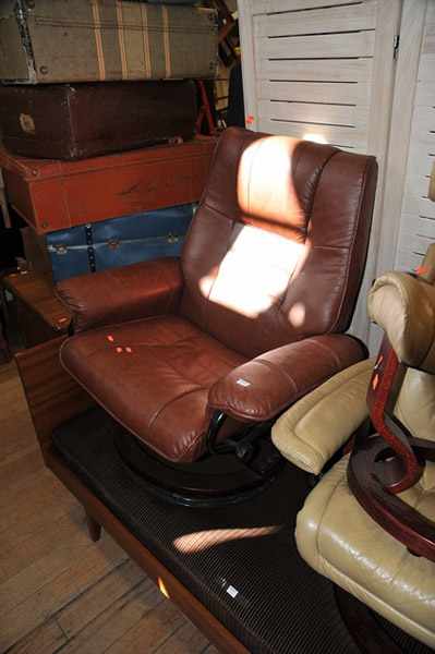 Appraisal: A CONTEMPORARY SWIVEL RECLINER CHAIR IN BROWN LEATHER