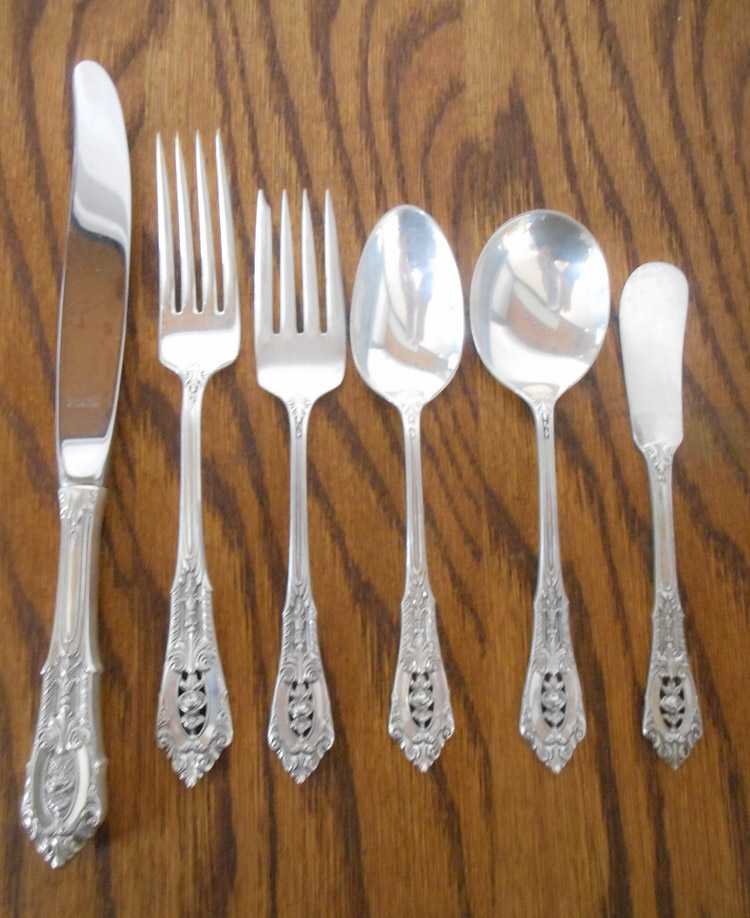 Appraisal: WALLACE ROSE POINT STERLING SILVER FLATWARE SET forty-eight piece service