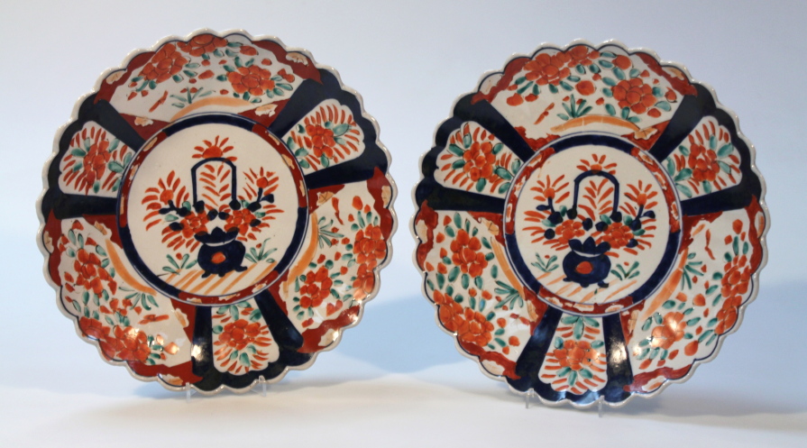 Appraisal: A pair of Japanese Imari pottery plates each with wavy