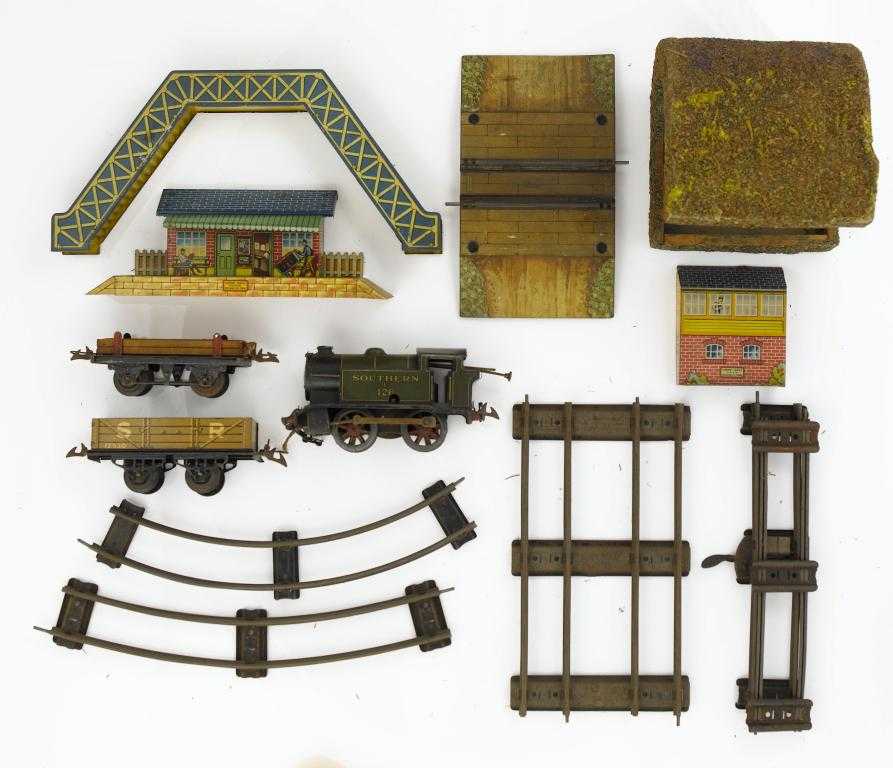 Appraisal: A HORNBY O GAUGE M TRAIN SET A comprising -