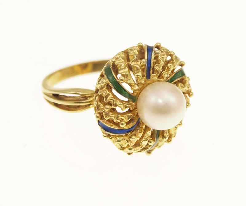 Appraisal: K PEARL ENAMEL FASHION RING K yellow gold ring with