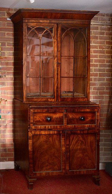 Appraisal: AN EARLY TH CENTURY MAHOGANY SECRETAIRE CABINET with glazed top