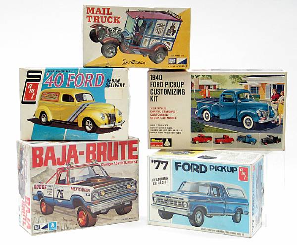 Appraisal: Plastic Model kits Ensemble of boxed th scale trucks and