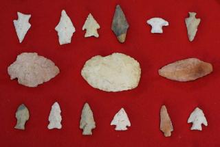 Appraisal: Mid-Central South Texas prehistoric lithic artifacts including arrowheads scrapers- pcs