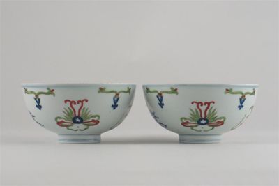 Appraisal: A pair of Chinese polychrome bowls each decorated with four