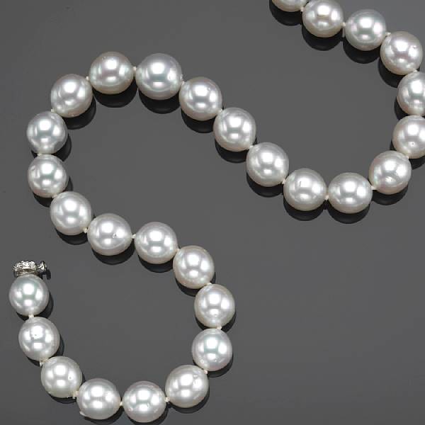 Appraisal: A South Sea cultured pearl diamond and k white gold