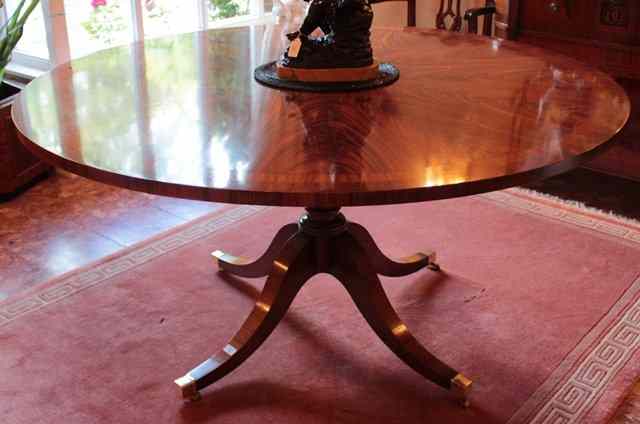 Appraisal: A GEORGIAN STYLE CIRCULAR MAHOGANY DINING TABLE with satinwood and