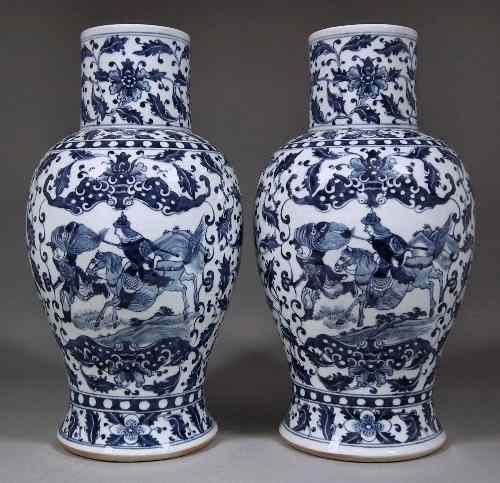 Appraisal: A pair of Chinese porcelain blue and white baluster shaped