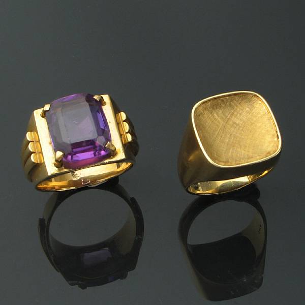 Appraisal: A collection of two gent's gold rings featuring an amethyst