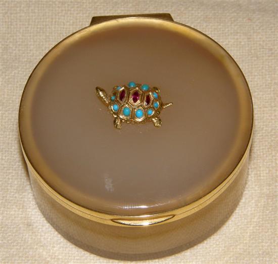 Appraisal: A GOLD MOUNTED AGATE CIRCULAR BOX the cover applied with